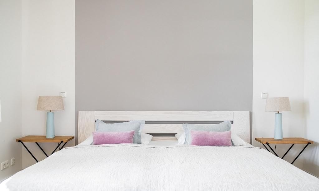 Schlafzimmer mit großem Bett und eleganten Nachttischen