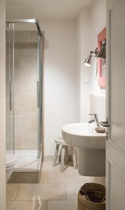 Modernes Badezimmer mit Dusche und Waschbecken