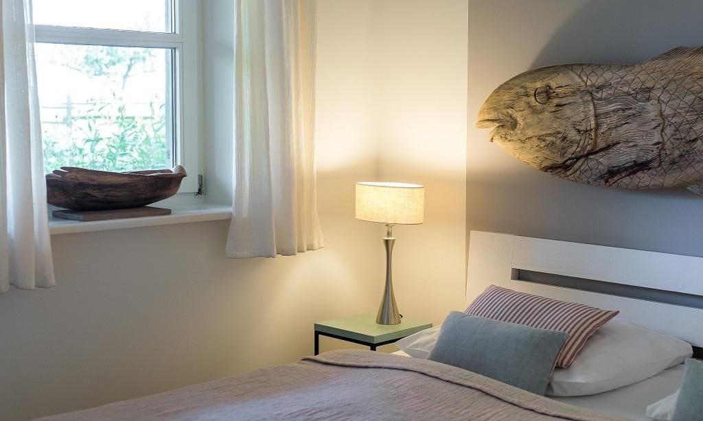 Schlafzimmer mit Bett und Holzdekoration