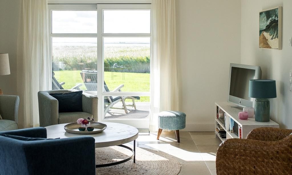 Helles Wohnzimmer mit komfortablen Möbeln