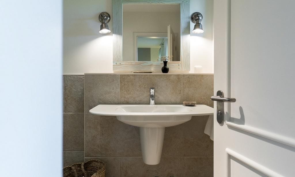 Modernes Badezimmer mit Waschbecken und Spiegel