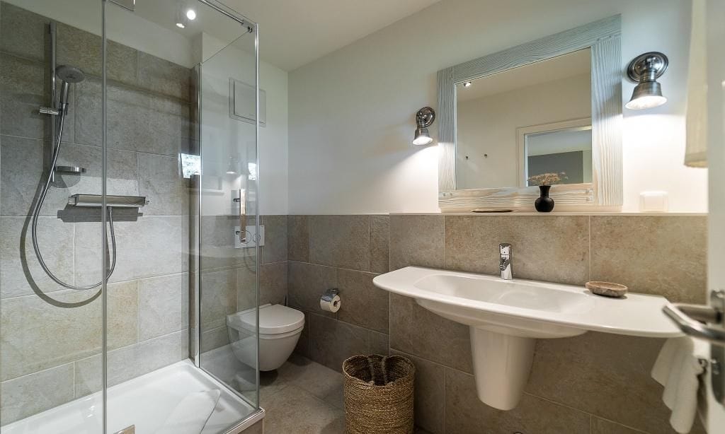Modernes Badezimmer mit Dusche und Waschbecken