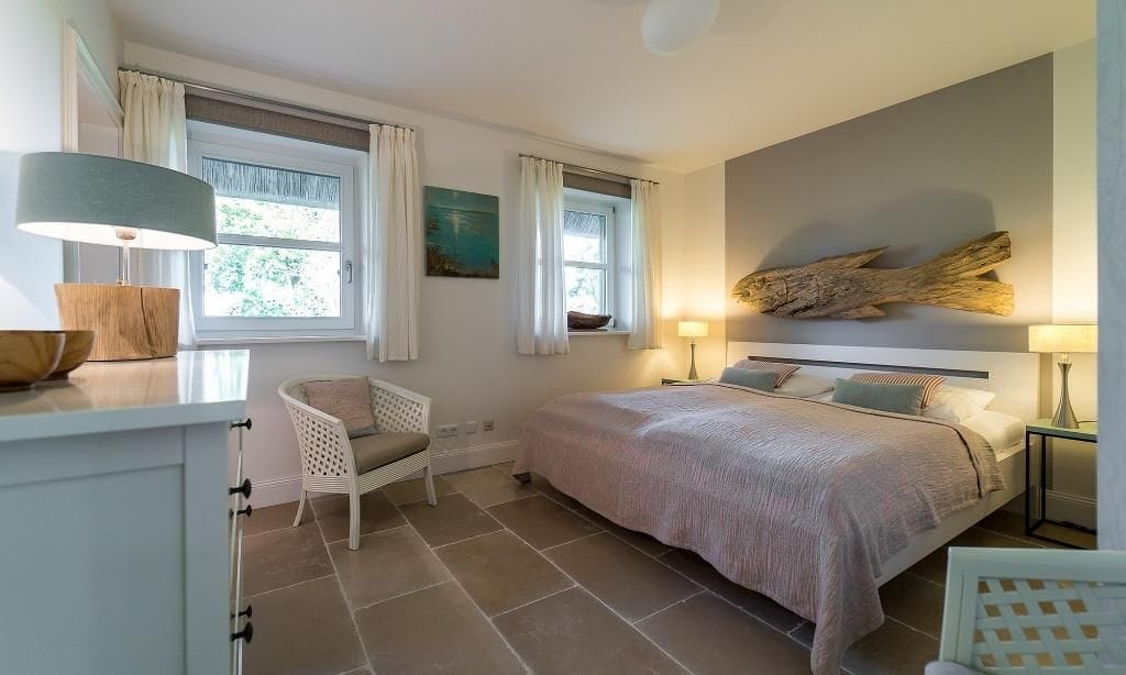 Schlafzimmer mit Doppelbett und Fenster