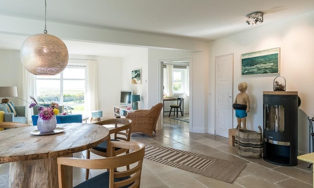 Helles Wohnzimmer mit Esstisch und Sitzecke