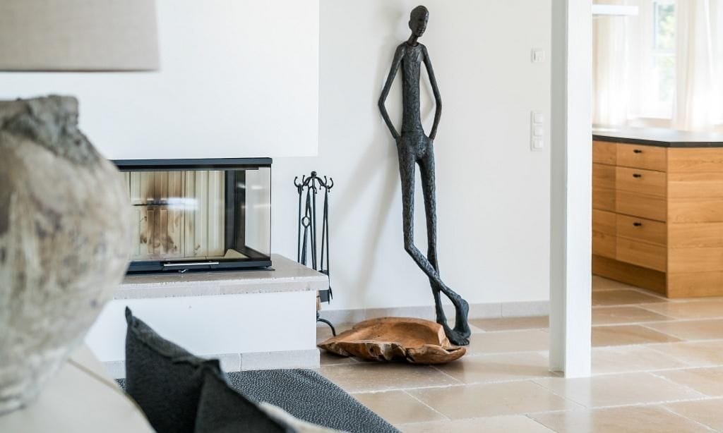 Gemütliches Wohnzimmer mit Kamin und moderner Skulptur