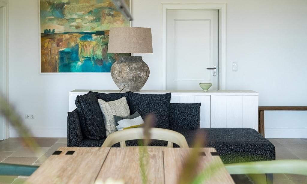 Gemütliches Wohnzimmer mit Sofa und Kunstwerk