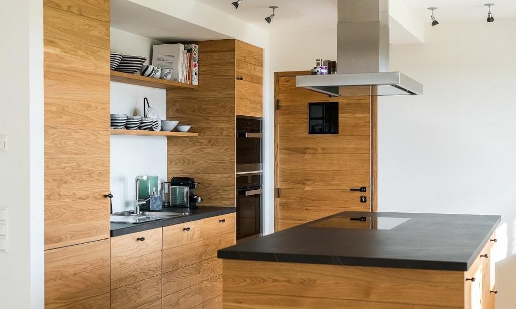 Moderne Küche mit Holzschränken