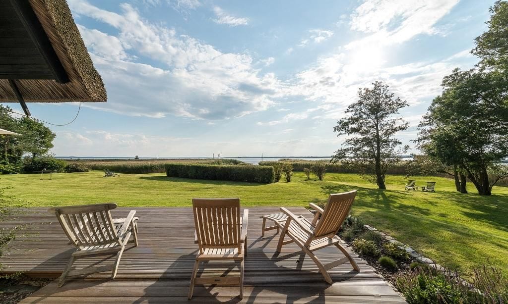 Terrasse mit Blick auf den Garten und das Wasser