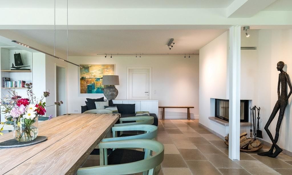 Einladendes Wohnzimmer mit Esstisch und Sofa
