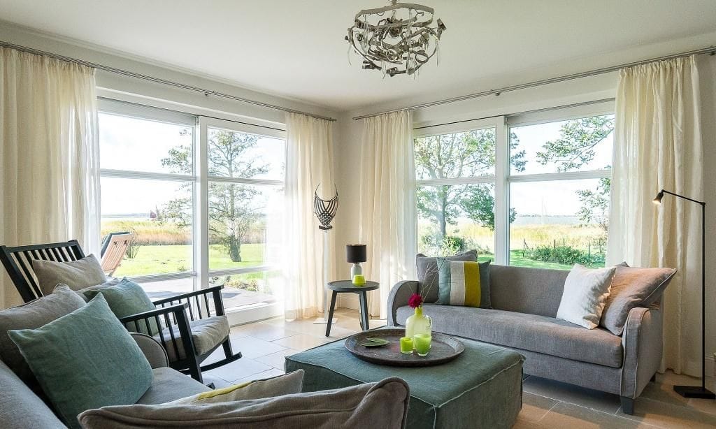 Heller Wohnraum mit Blick ins Freie