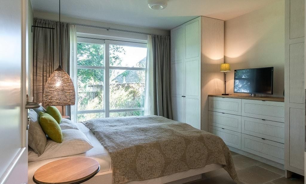 Schlafzimmer mit Bett und Fernseher