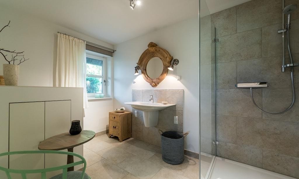 Modernes Badezimmer mit Dusche und natürlichem Licht