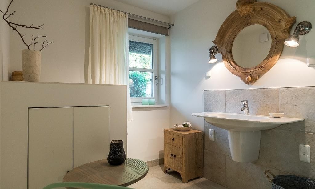 Helles Badezimmer mit Waschbecken und Fenster