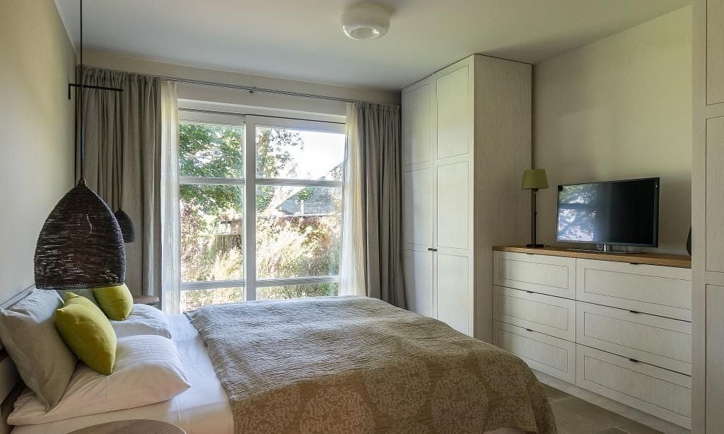 Schlafzimmer mit Bett und Fernseher