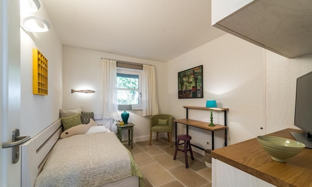 Kleines Schlafzimmer mit modernem Design