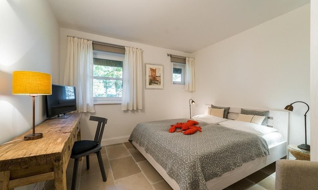 Schlafzimmer mit Doppelbett und gemütlicher Einrichtung