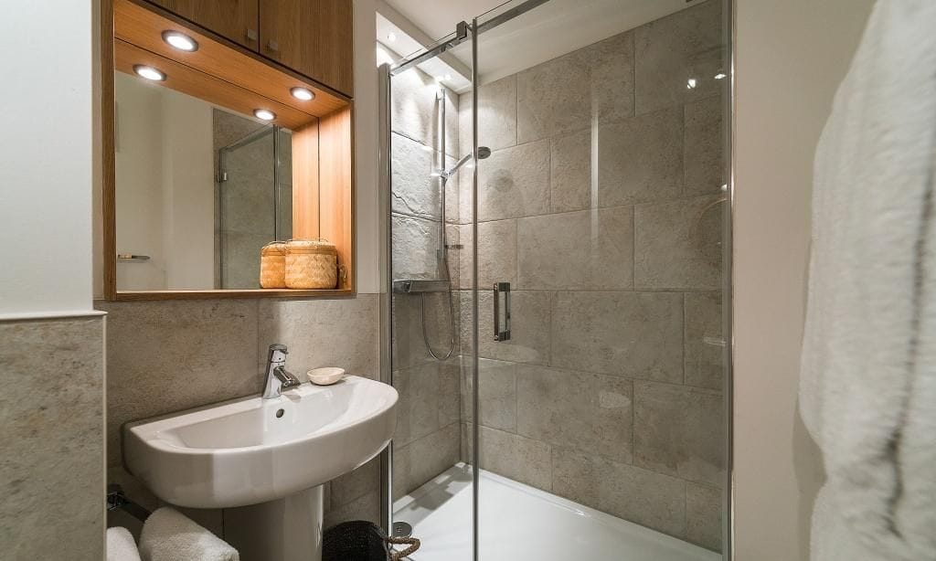 Modernes Badezimmer mit Dusche und Waschbecken