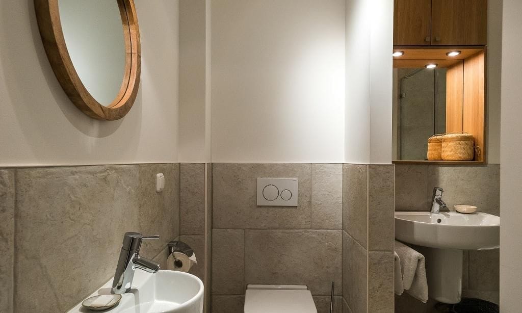 Modernes Badezimmer mit stilvollem Waschbecken