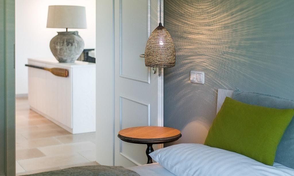 Schlafzimmer mit modernem Design und gemütlicher Atmosphäre.
