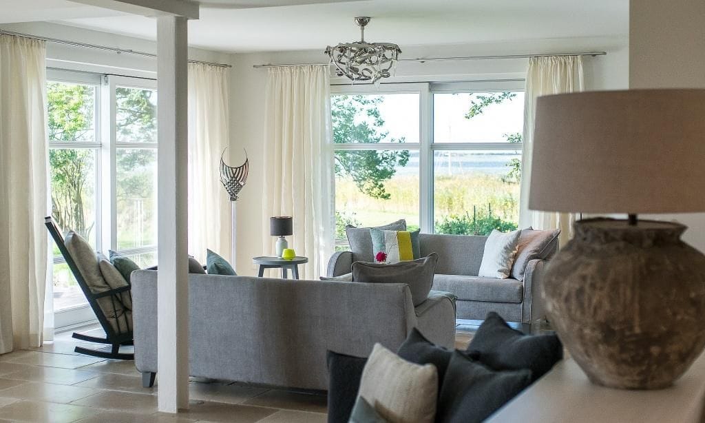 Helles Wohnzimmer mit modernen Möbeln