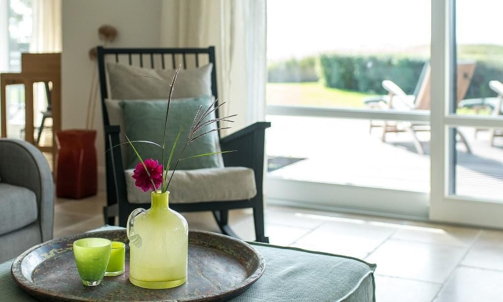 Helles Wohnzimmer mit Stuhl und Tisch