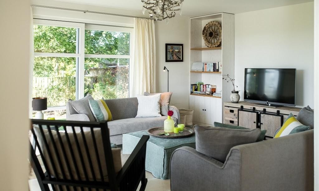 Heller Wohnraum mit Sofas und Fernseher