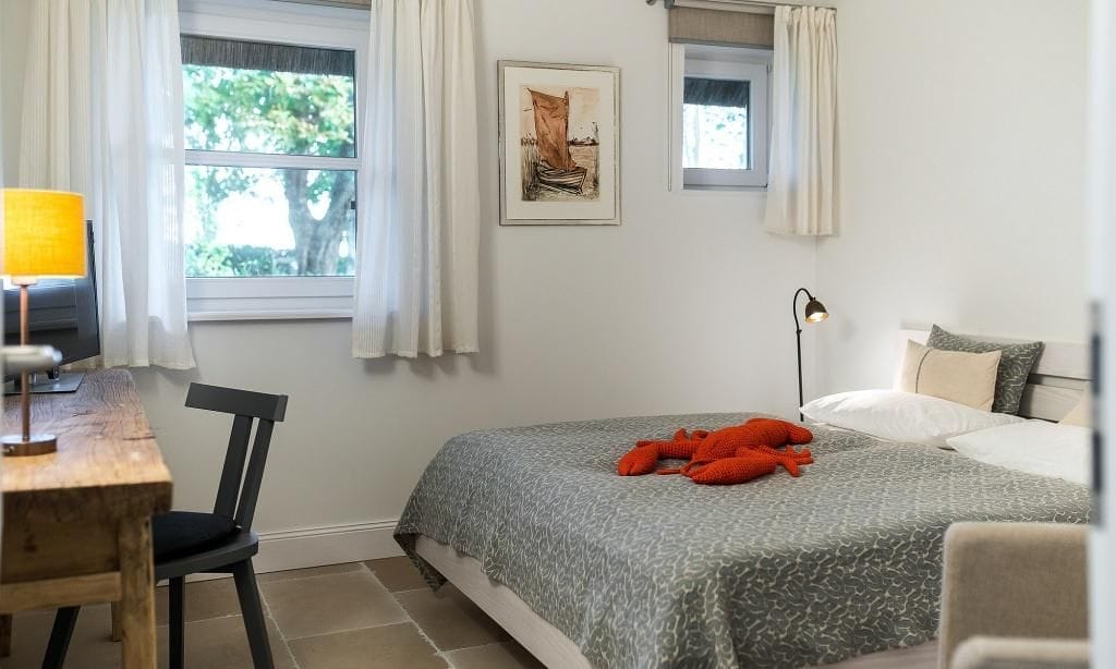 Schlafzimmer mit Doppelbett und Arbeitsplatz