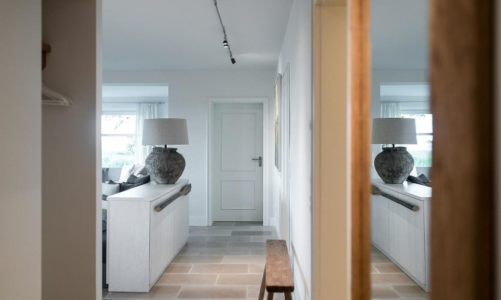 Modernes Wohnzimmer mit Schreibtisch und Lampe