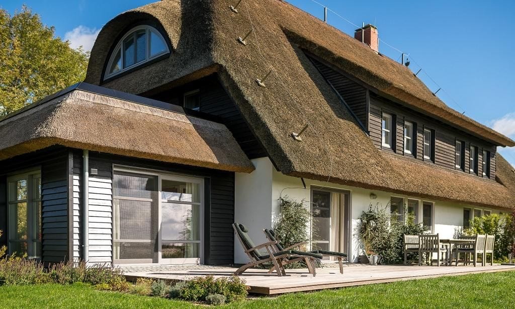 Reetdachhaus mit Holzterrasse und Garten