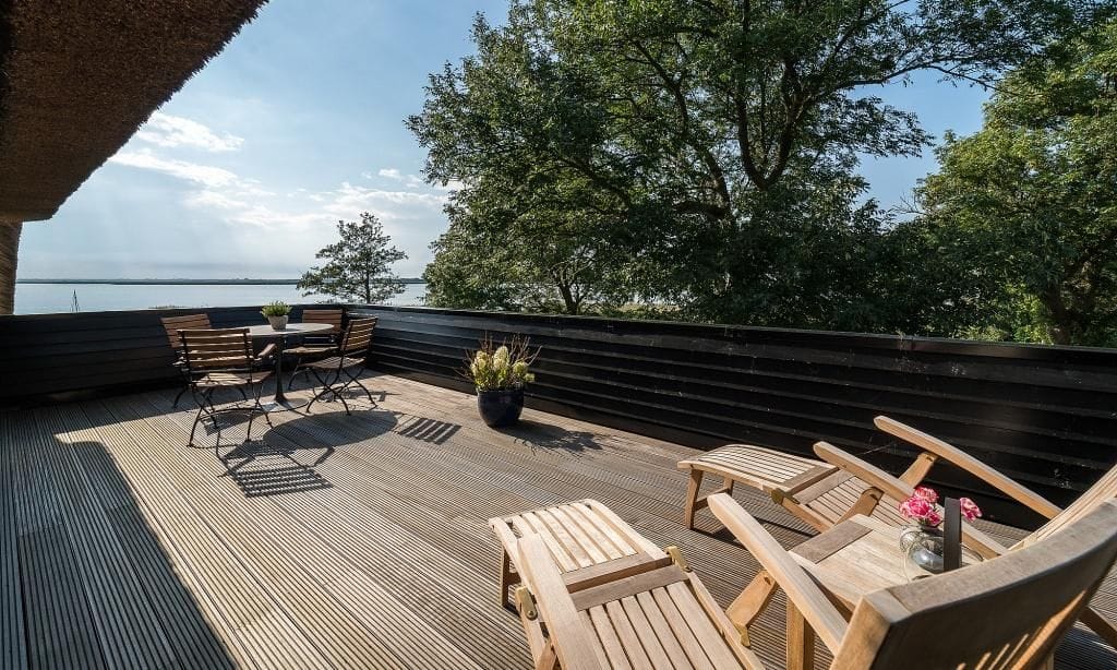 Terrasse mit Holzstuhl und Blick ins Grüne