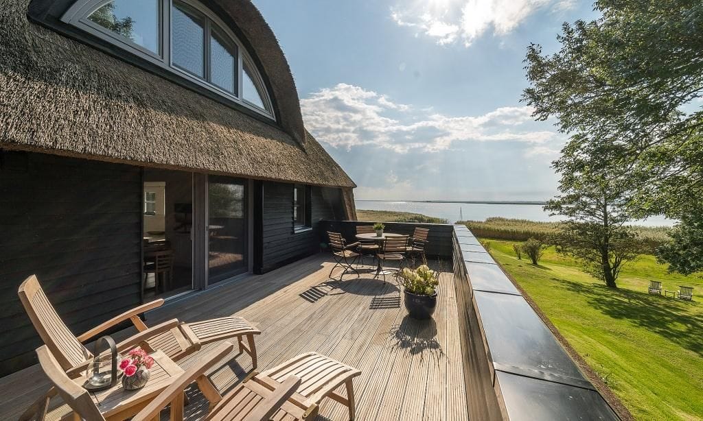 Terrasse mit Blick auf die grüne Wiese