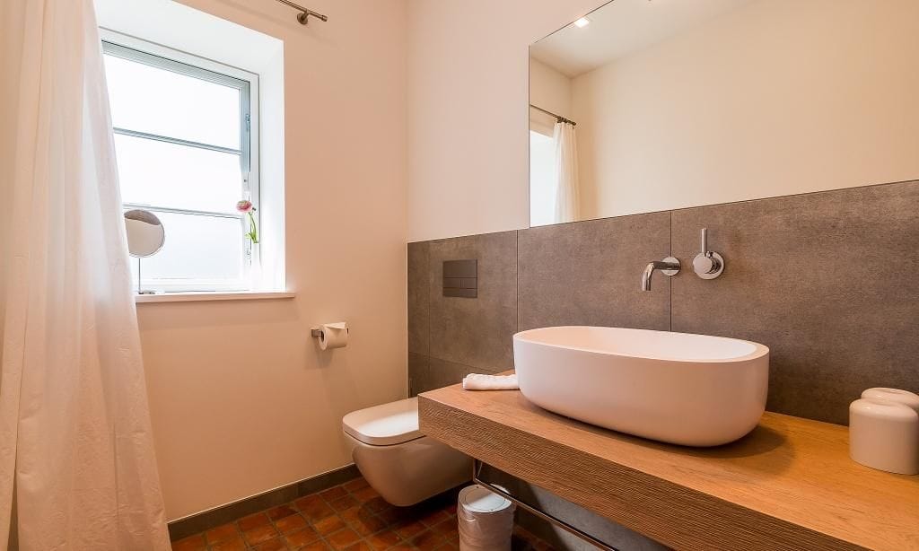 Modernes Badezimmer mit Waschbecken und Tageslicht