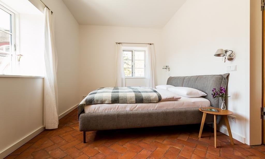 Schlafzimmer mit Doppelbett und Nachttisch
