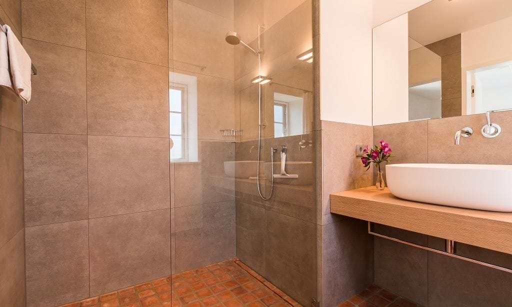 Modernes Badezimmer mit Dusche und Waschtisch