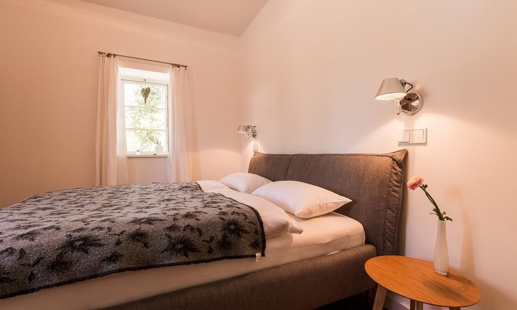 Schlafzimmer mit Doppelbett und Fenster