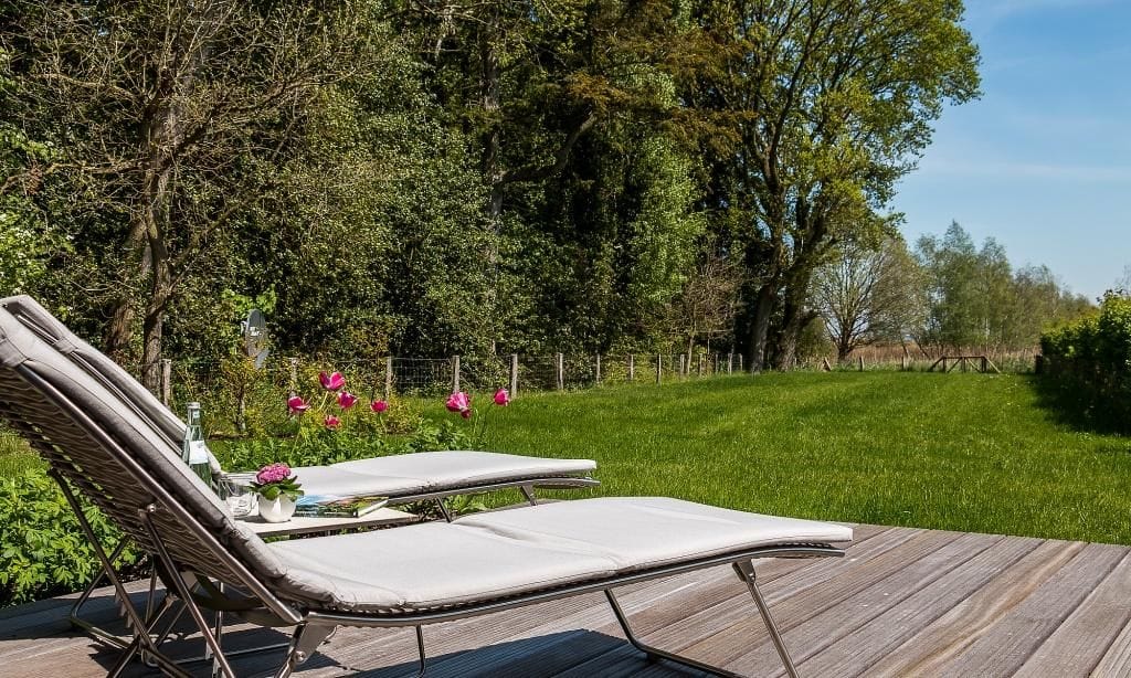 Terrasse mit Liegen und Gartenblick