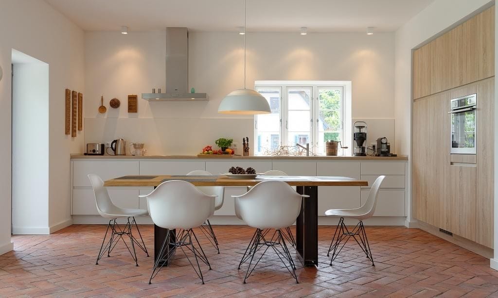 Moderne Küche mit Esstisch und Stühlen