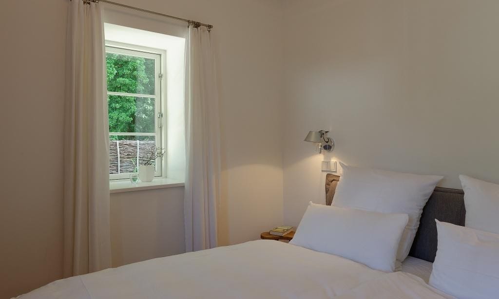 Schlafzimmer mit großem Bett und Fenster