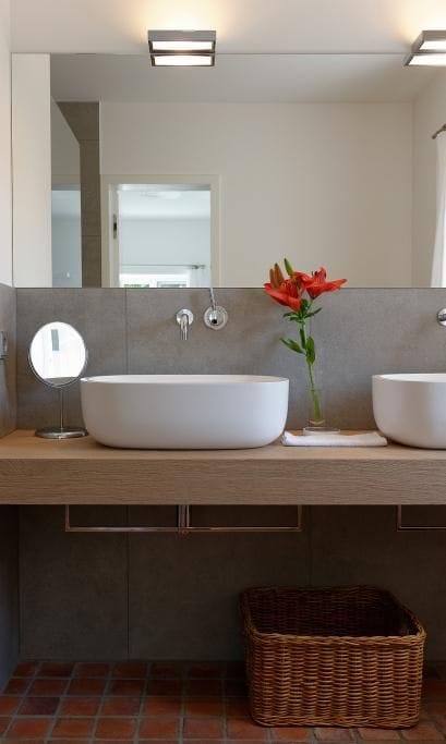 Modernes Badezimmer mit Doppelwaschbecken und Spiegel