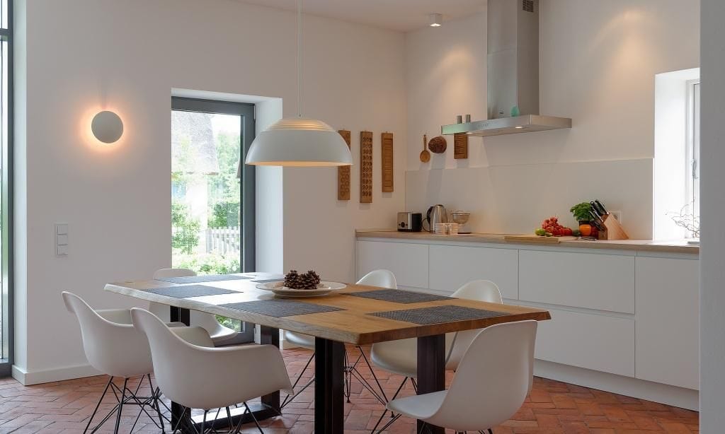 Moderne Küche mit Esstisch und Fenster