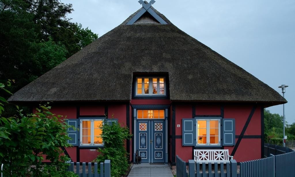 Außenansicht eines charmanten Hauses mit Reetdach