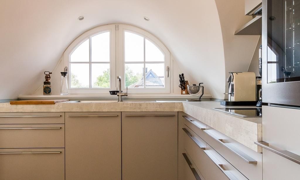 Küche mit hellem Arbeitsbereich und Fenster