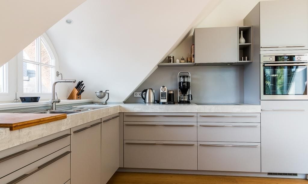 Moderne Küche mit eleganten Geräten