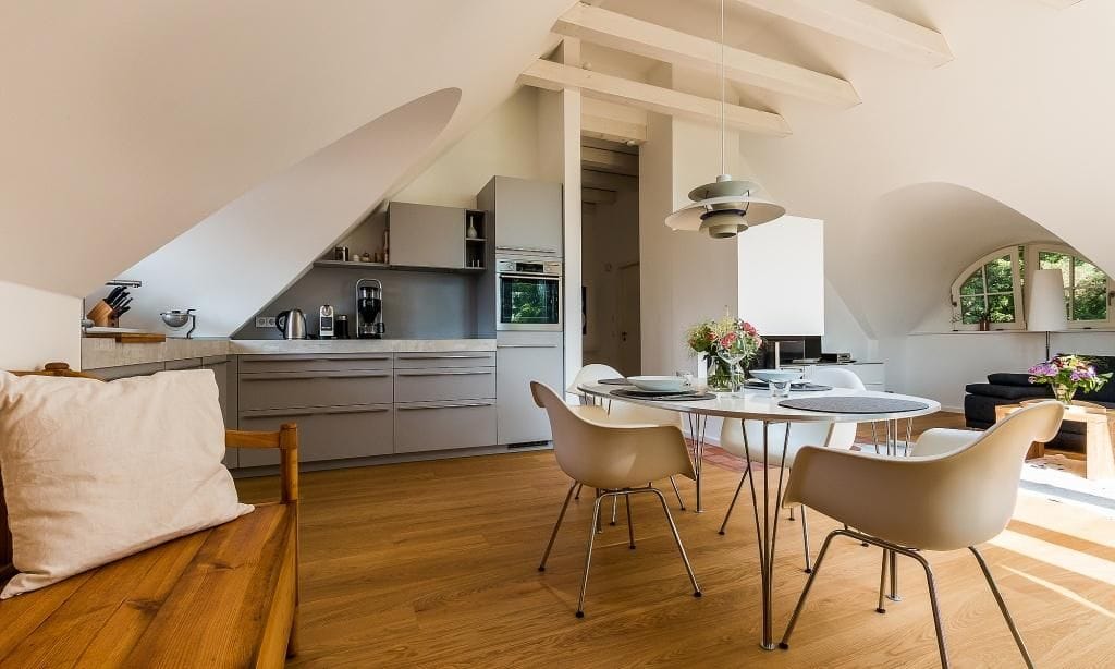 Moderne Küche mit Essbereich und Holzfußboden