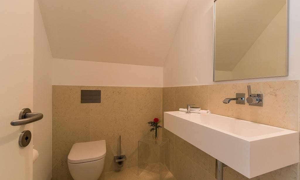 Modernes Badezimmer mit Waschbecken und WC