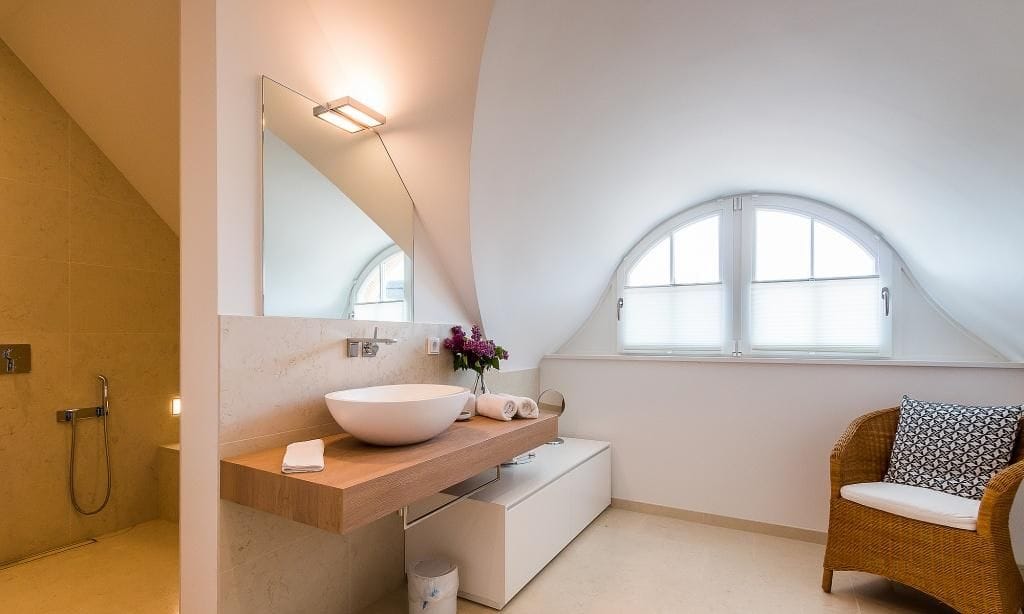 Helles Badezimmer mit eleganter Dusche