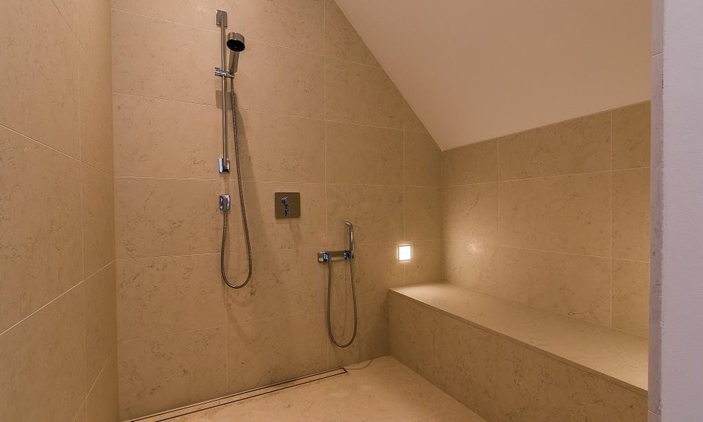 Moderne Dusche in hellem Badezimmer