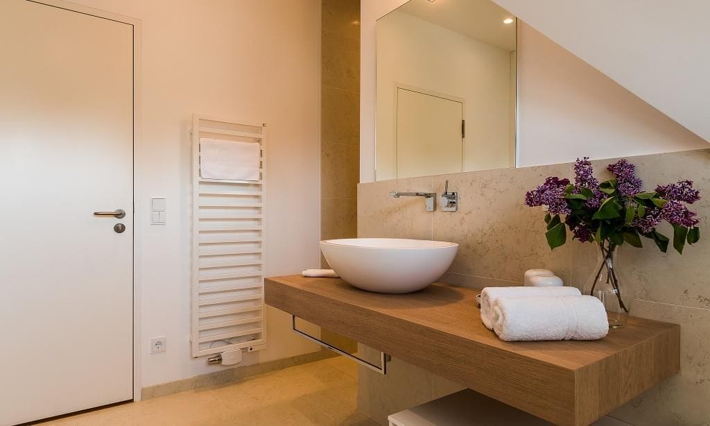 Modernes Badezimmer mit Waschbecken und Handtüchern