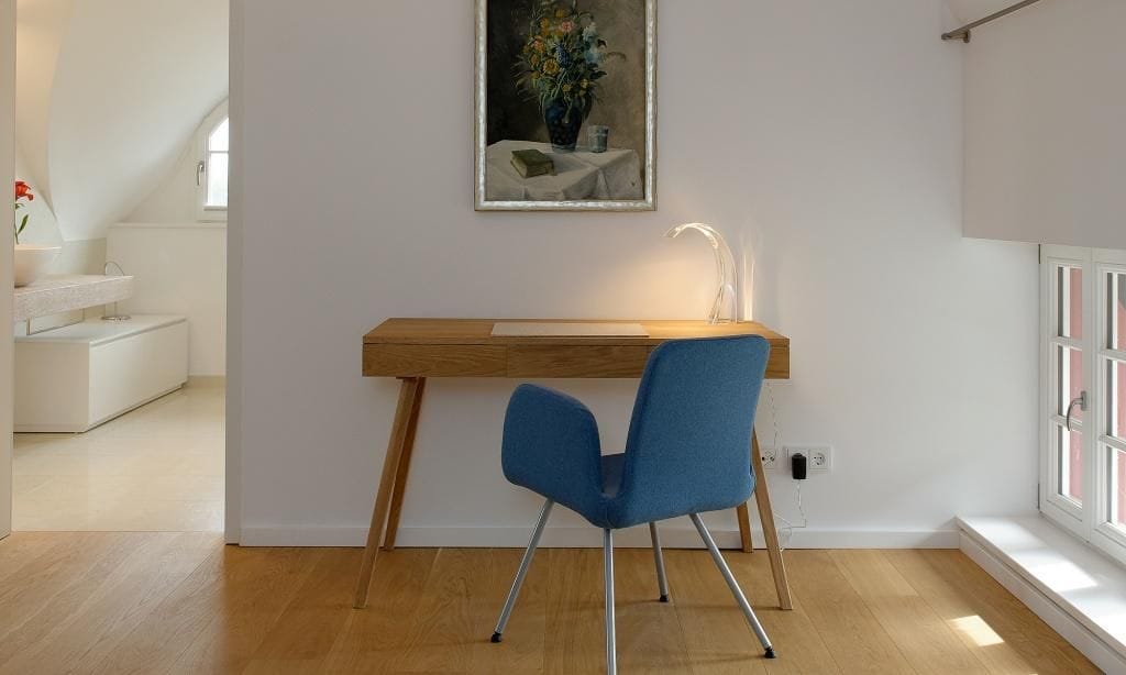 Arbeitszimmer mit Schreibtisch und Kunstwerk
