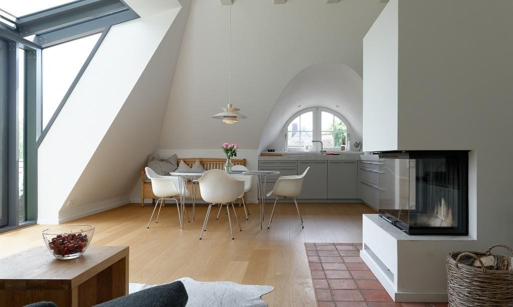 Moderne Küche mit Esstisch und Kamin